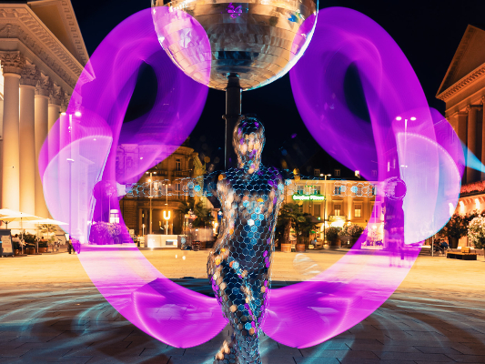 Mirror Suit LED Show Foto von Foto-Palladium
